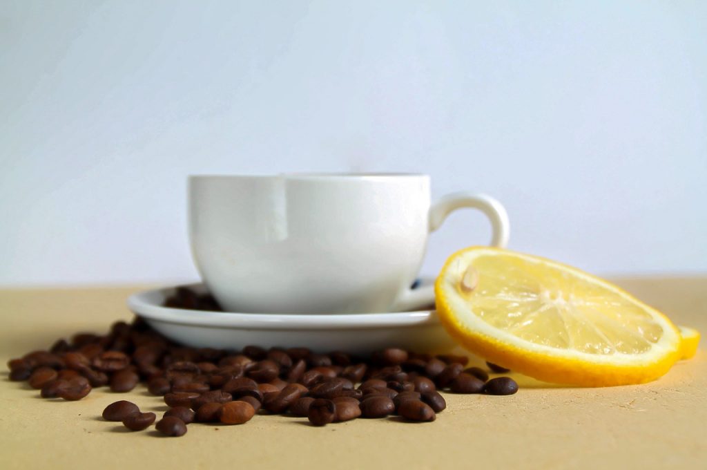 Ein erfrischender Kopfschmerzkiller: Wir testen Kaffee mit Zitrone