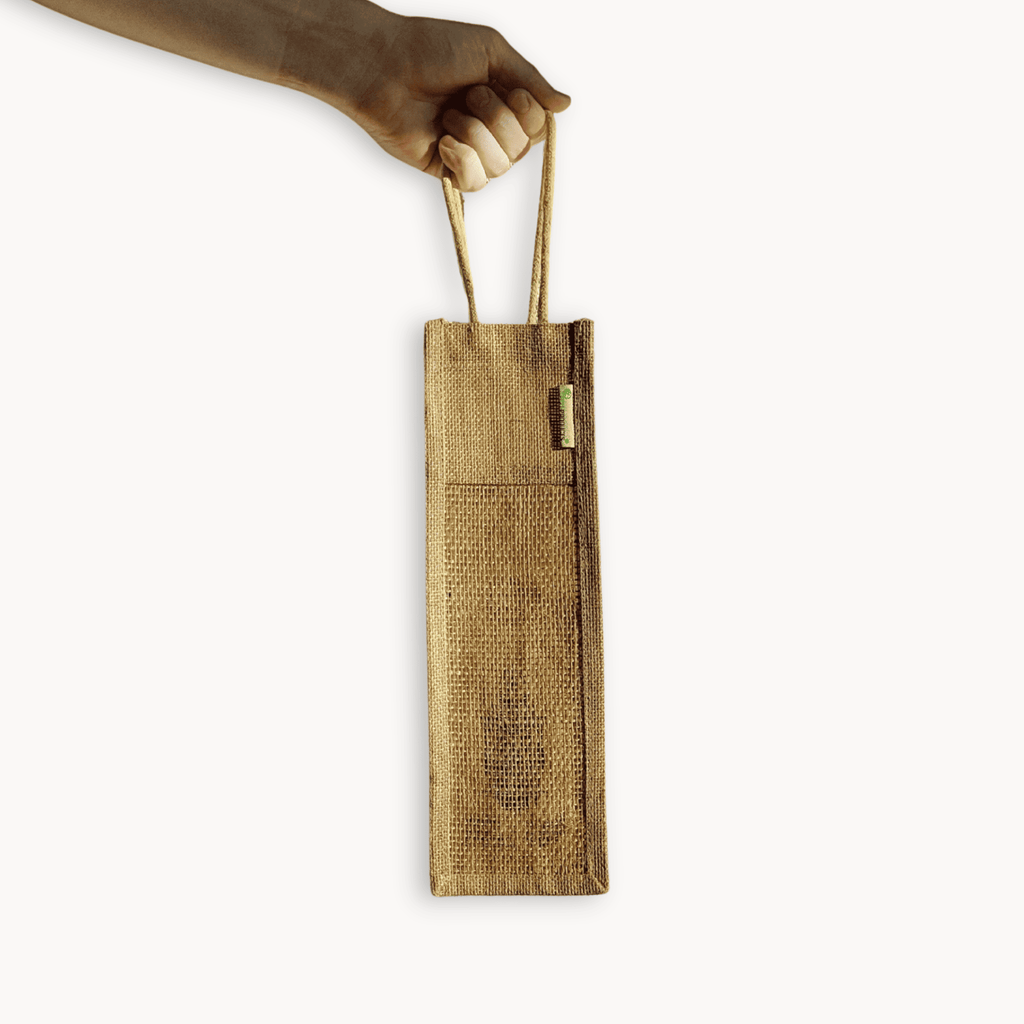 Hand hält eine schmale Jute-Geschenktasche für Costa Rica Kaffee von Café Granados vor weißem Hintergrund – nachhaltige Geschenkverpackung.