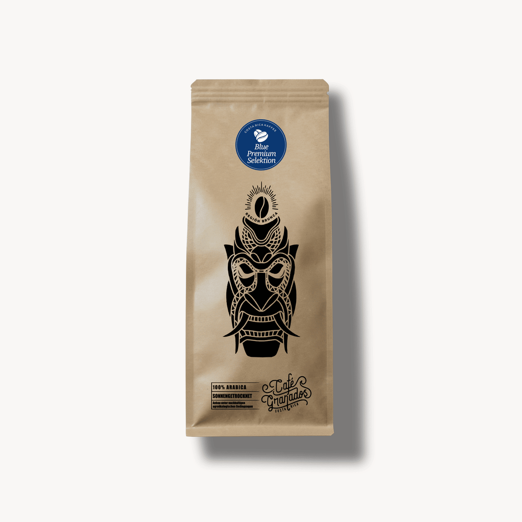 Packshot einer Kaffee-Verpackung von Café Granados: Costa Rica Kaffee „Blue Premium Selektion“, 100 % Arabica, braune Krafttüte mit schwarzer Masken-Illustration auf hellem Hintergrund.