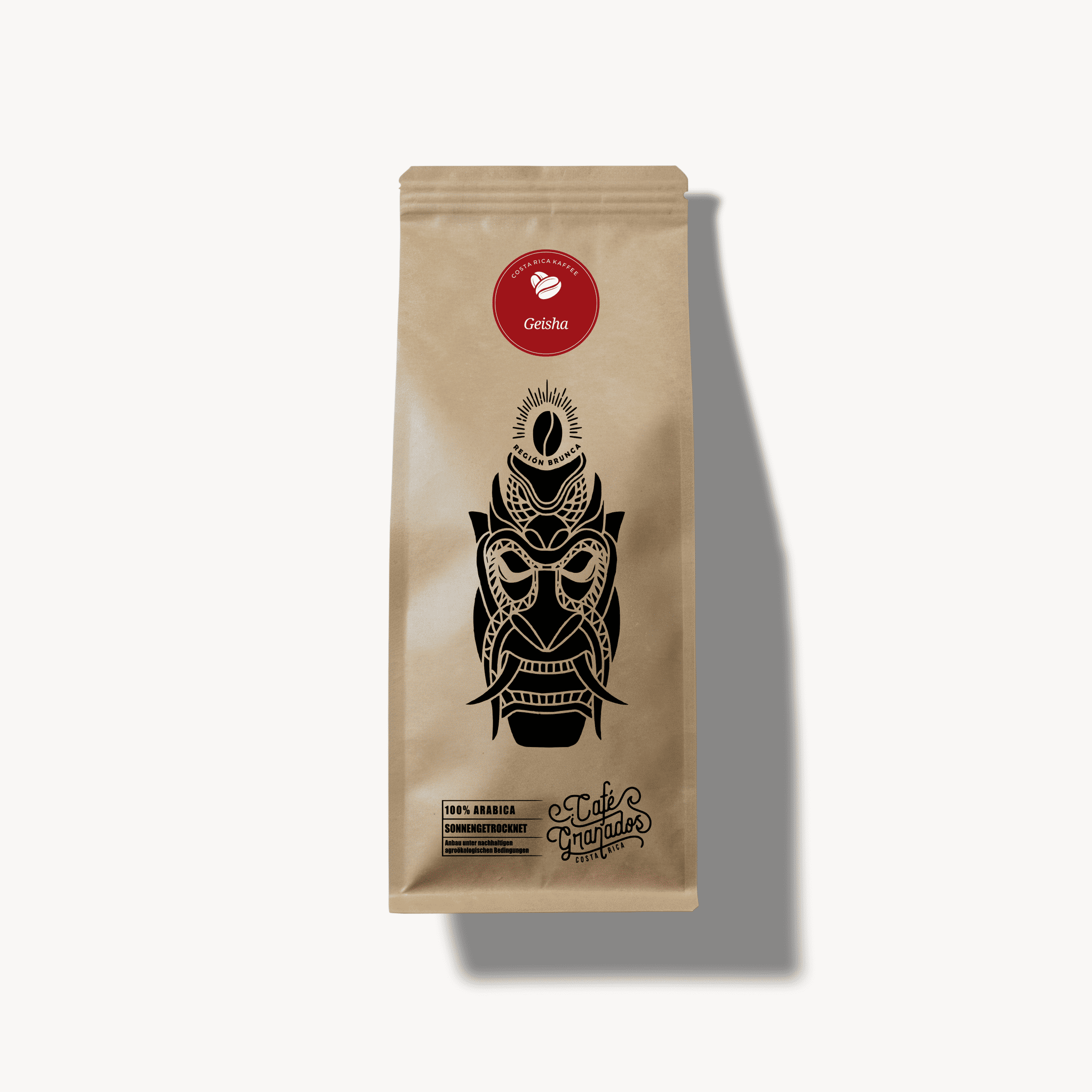 Kraftpapier-Kaffeebeutel mit rotem Geisha-Label und schwarzer Maskenillustration, Marke Café Granados – Costa Rica Kaffee, freigestellt auf hellem Hintergrund.