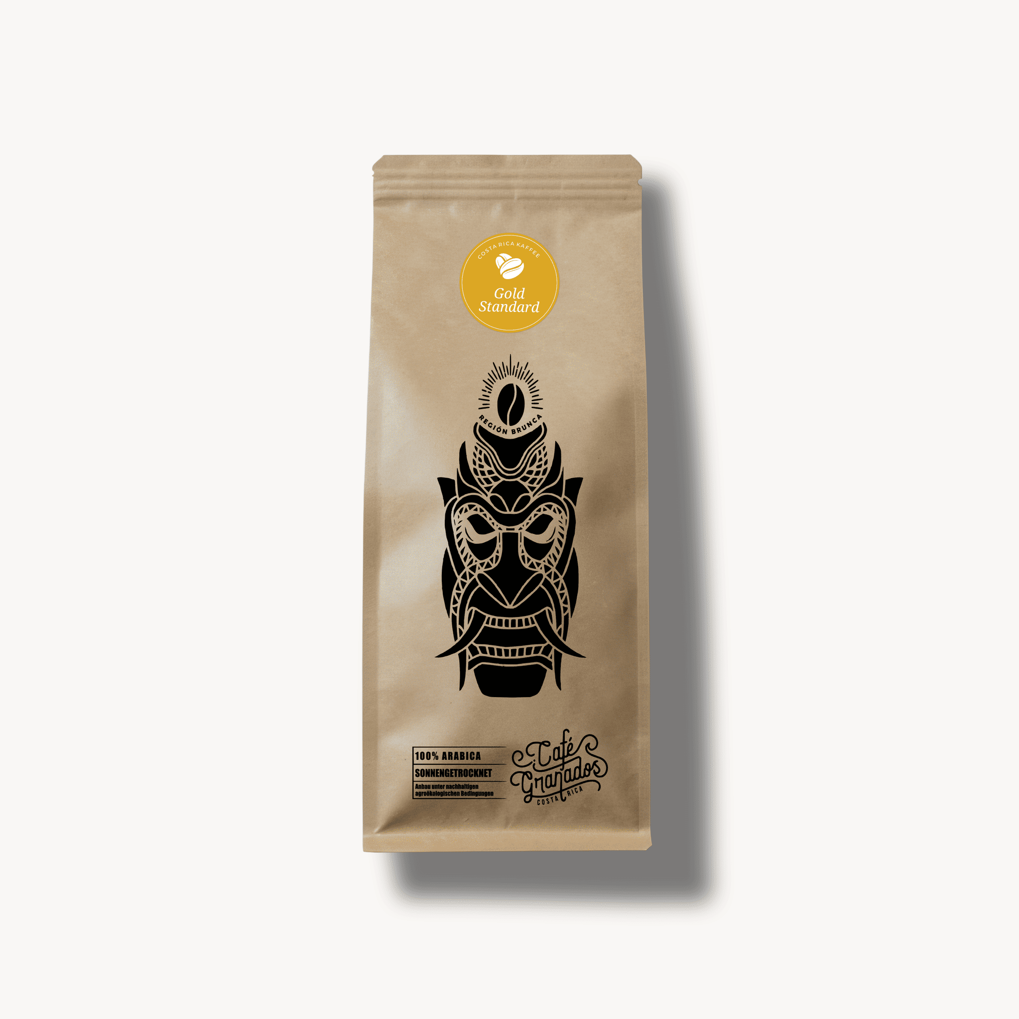 Café Granados Costa Rica Kaffee – Gold Standard, 100% Arabica: braune Kaffeepackung mit schwarzem Tribal-Design und Siegel auf hellem Hintergrund; Produktmockup der Farm Granados.