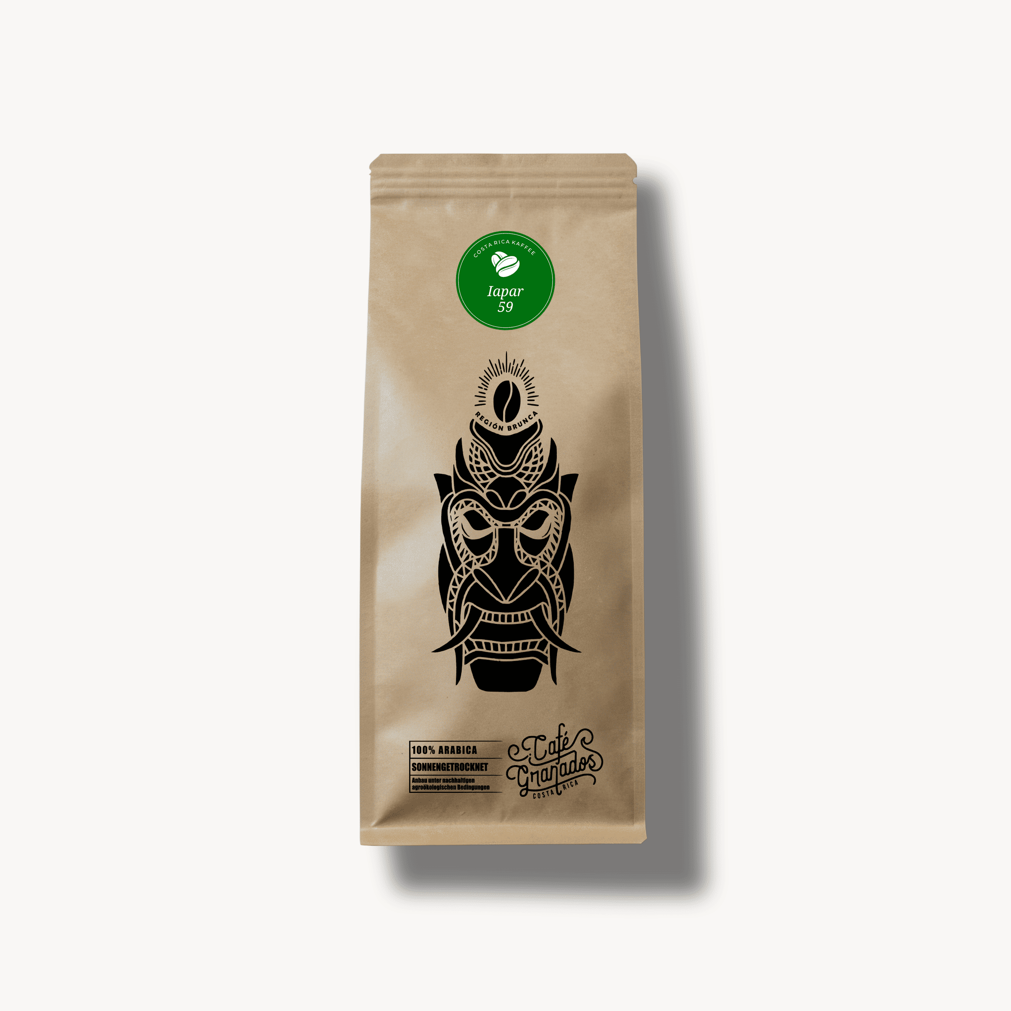Freigestelltes Produktfoto einer braunen Kaffeetüte von Café Granados mit grünem "Iapar 59"-Siegel und schwarzem Masken-Design; Single Origin Costa Rica Kaffee, Microlot.