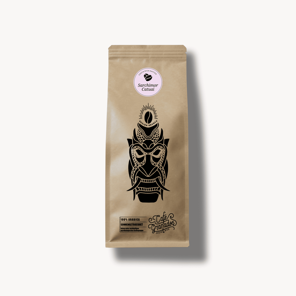 Produktfoto einer Kaffeepackung von Café Granados: braune Tüte mit schwarzer Masken‑Illustration und rundem Etikett „Sarchimor Catuai“, 100% Arabica, sonnengetrocknet – Specialty Costa Rica Kaffee.