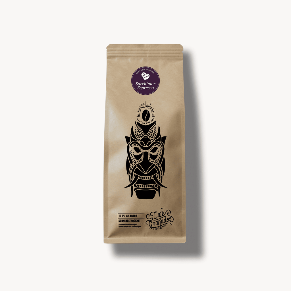 Packshot einer braunen Kaffeetüte mit tribalartiger Illustration und violettem „Sarchimor Espresso“-Label von Café Granados; Costa Rica Kaffee, 100 % Arabica, auf hellem Hintergrund.
