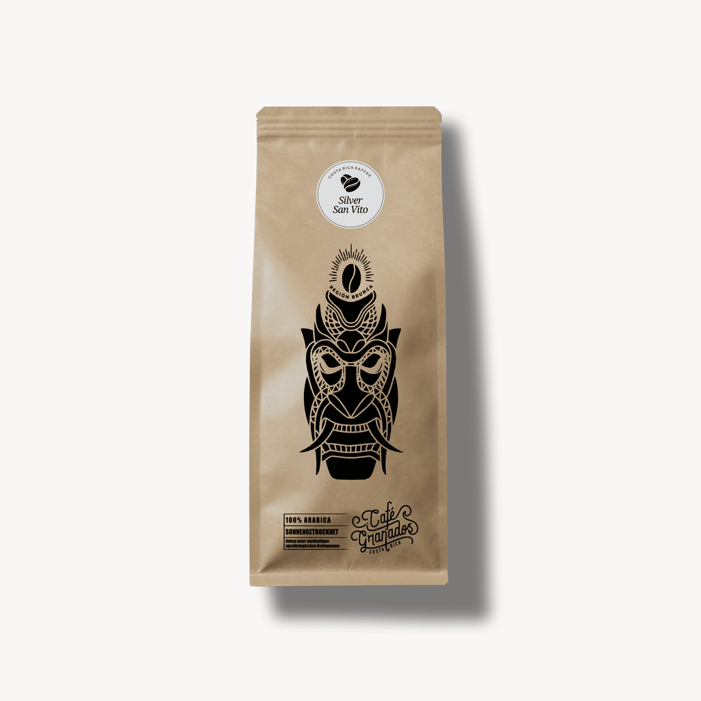 Café Granados Costa Rica Kaffee „Silver San Vito“ – freigestelltes Produktfoto eines Kraftpapier-Kaffeebeutels mit schwarzer Masken-Illustration und Rundlabel; 100 % Arabica, sonnengetrocknet.