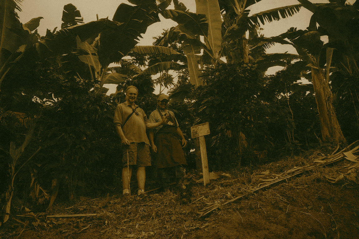 Zwei Personen stehen zwischen Kaffeepflanzen und Bananen-Schattenbäumen auf der Farm Granados (Café Granados); nachhaltiger Costa Rica Kaffee.