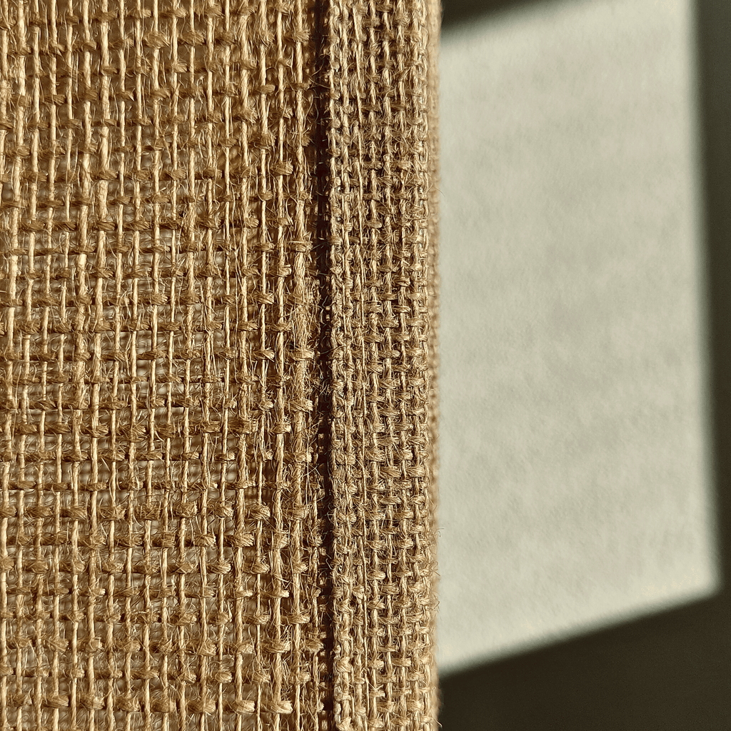 Makro eines groben Jute-Kaffeesacks mit Naht im warmen Licht, aufgenommen auf der Farm Café Granados in Costa Rica; Detail für nachhaltigen Costa Rica Kaffee.