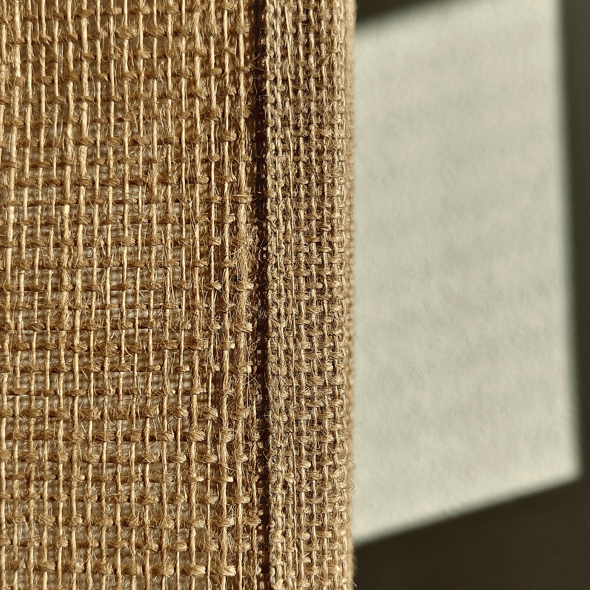 Makro eines groben Jute-Kaffeesacks mit Naht im warmen Licht, aufgenommen auf der Farm Café Granados in Costa Rica; Detail für nachhaltigen Costa Rica Kaffee.