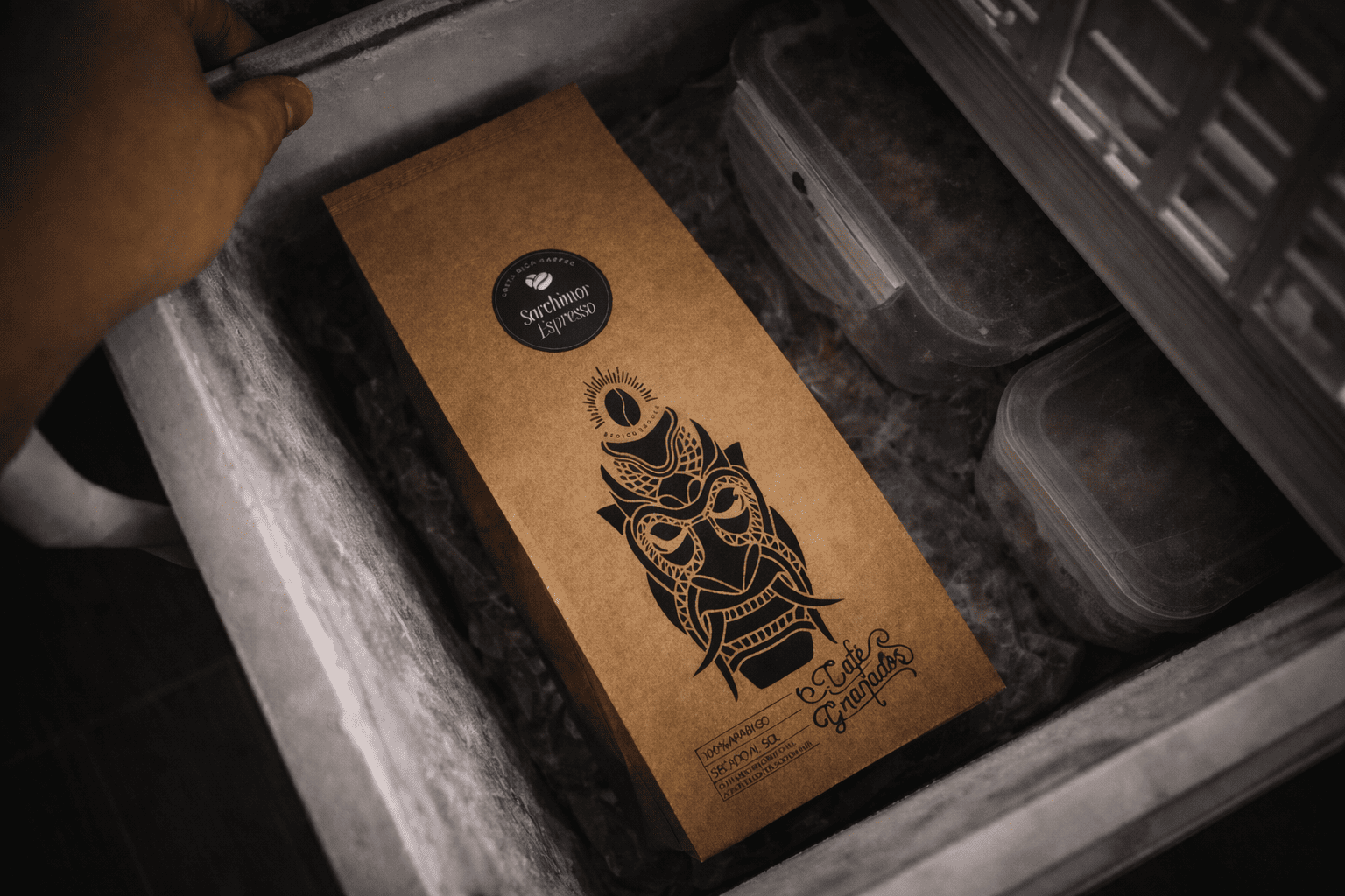 Specialty Coffee wird in einem Gefrierschrank gelagert: Ganze Kaffeebohnen in Originalverpackung beim Einfrieren zur schonenden Aufbewahrung von Aroma und Frische.