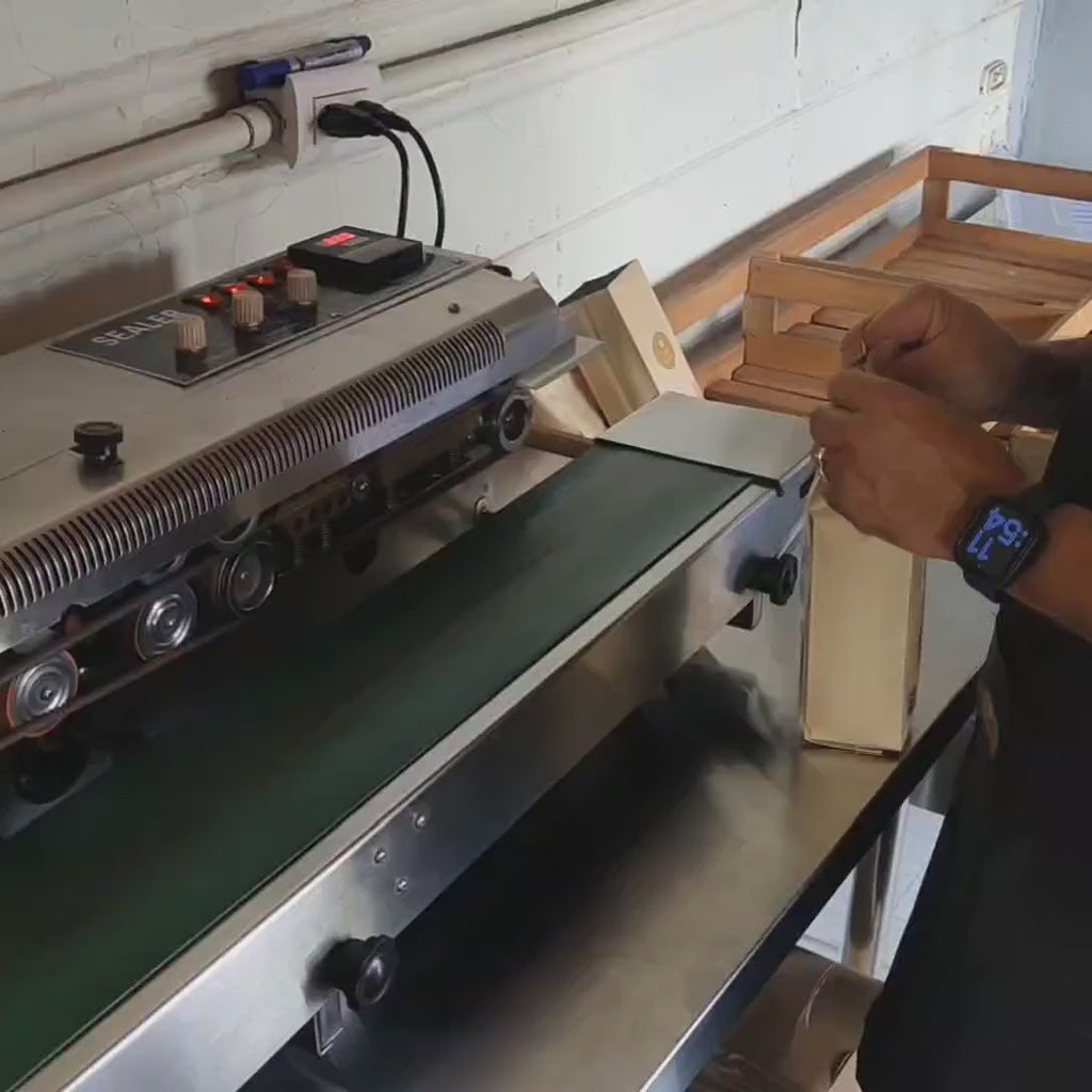 Pablo packt Kaffeepäckchen für Costa Rica Kaffee von Hand. Jedes einzelne Päckchen das man bei Costa Rica Kaffee kauft, wurde so verpackt. 